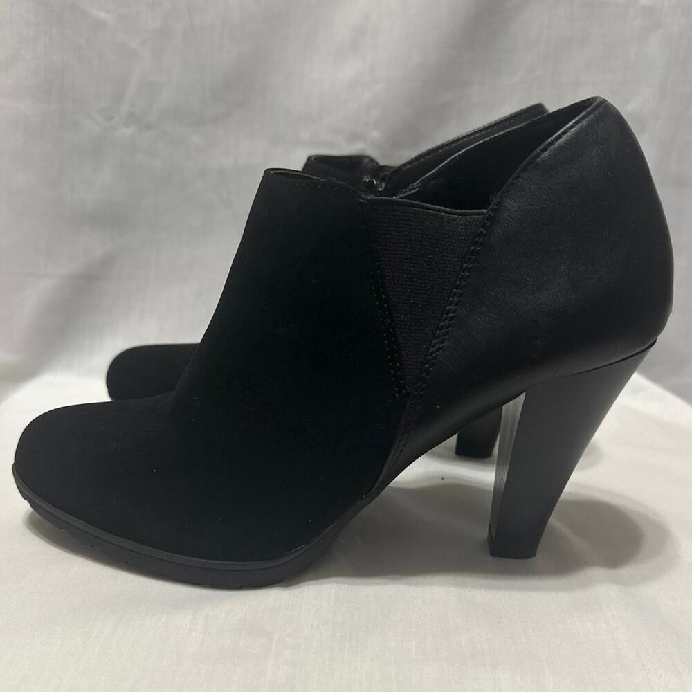 White Mountain sweet pea women’s suede ankle booties size 7.5 only tried on once - Picture 2 of 12